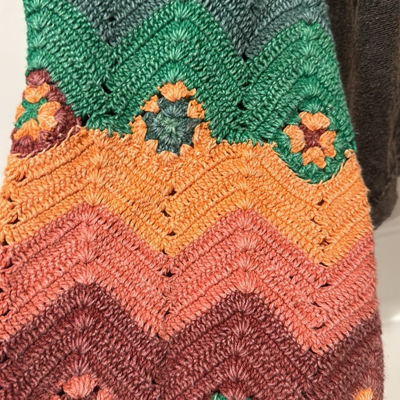 WeTheFree screenprint T in faded black motif w colored crochet sleeves.Size M/L - Picture 2 of 4